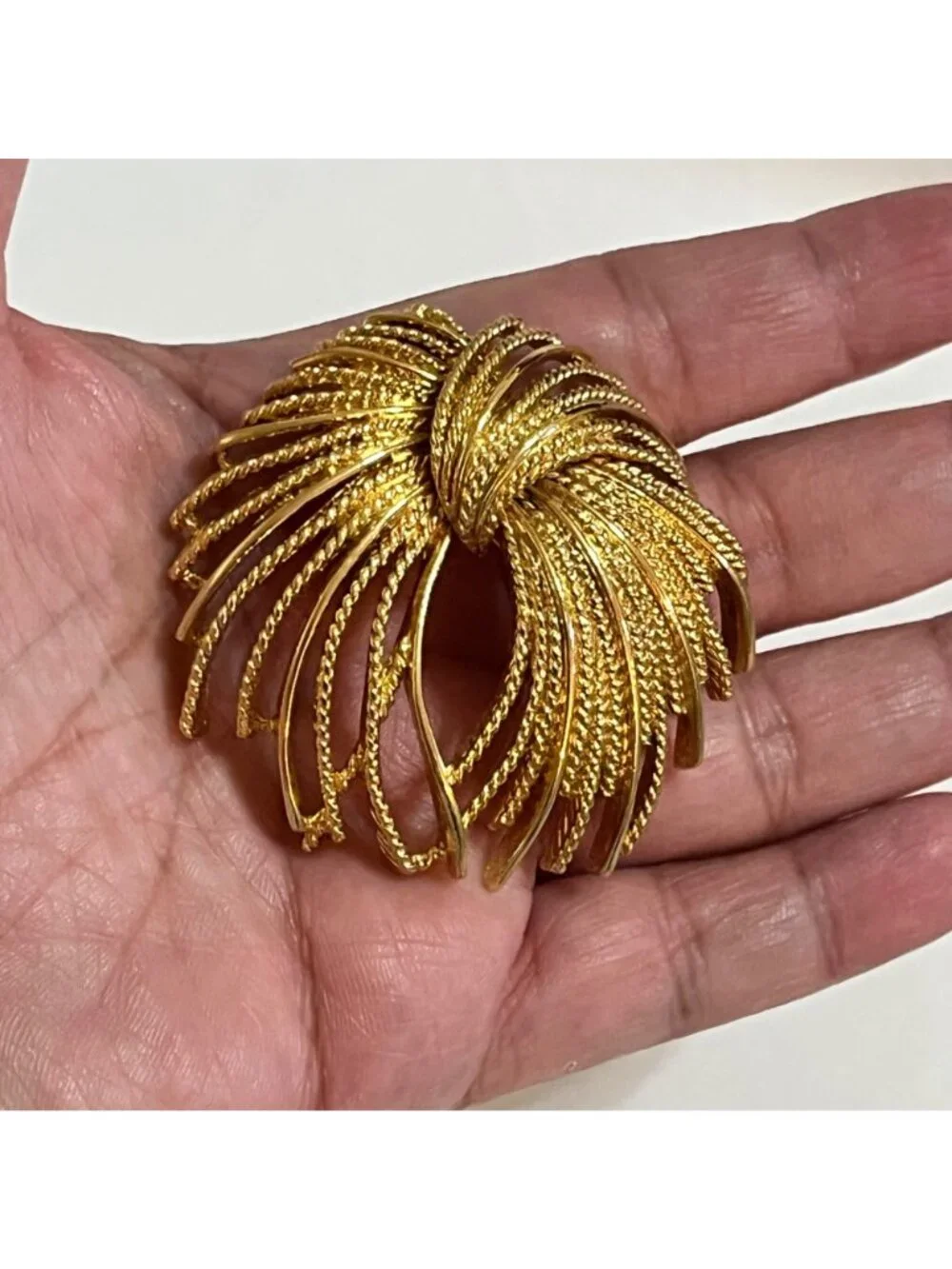 Vintage Monet 1967 Gold ToneMirador Fireworks Swirl TwistGoldtone Brooch Pin